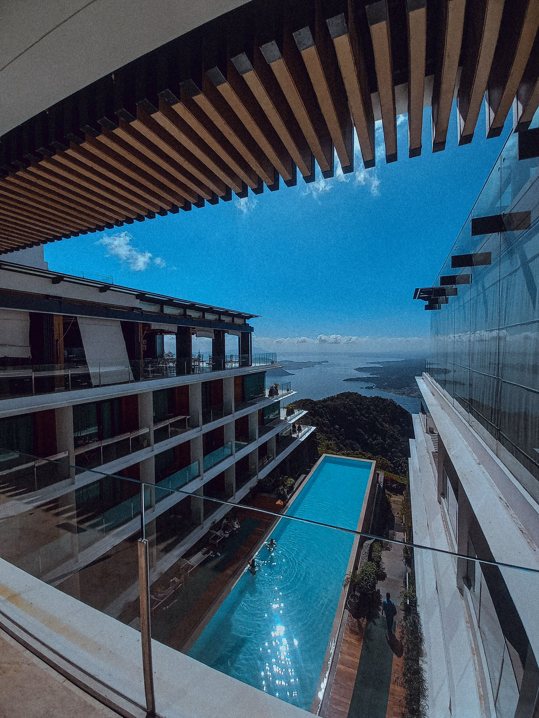 A contemporary coastal residence with an infinity pool